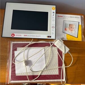 New Never Used, Kodak Easy Share Dogital Frame, Includes Everything Shown